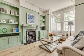 TV - Stunning Modern Victorian Family Home Near Clapham Common (London)