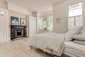 4 bedrooms, iron/ironing board, WiFi, bed sheets - Stunning Modern Victorian Family Home Near Clapham Common (London)