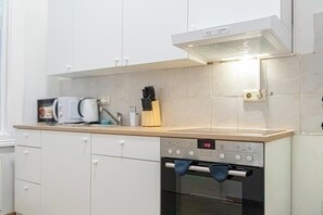 Basic-Apartment | Eigene Küche | Kühlschrank, Mikrowelle, Ofen, Herdplatte
