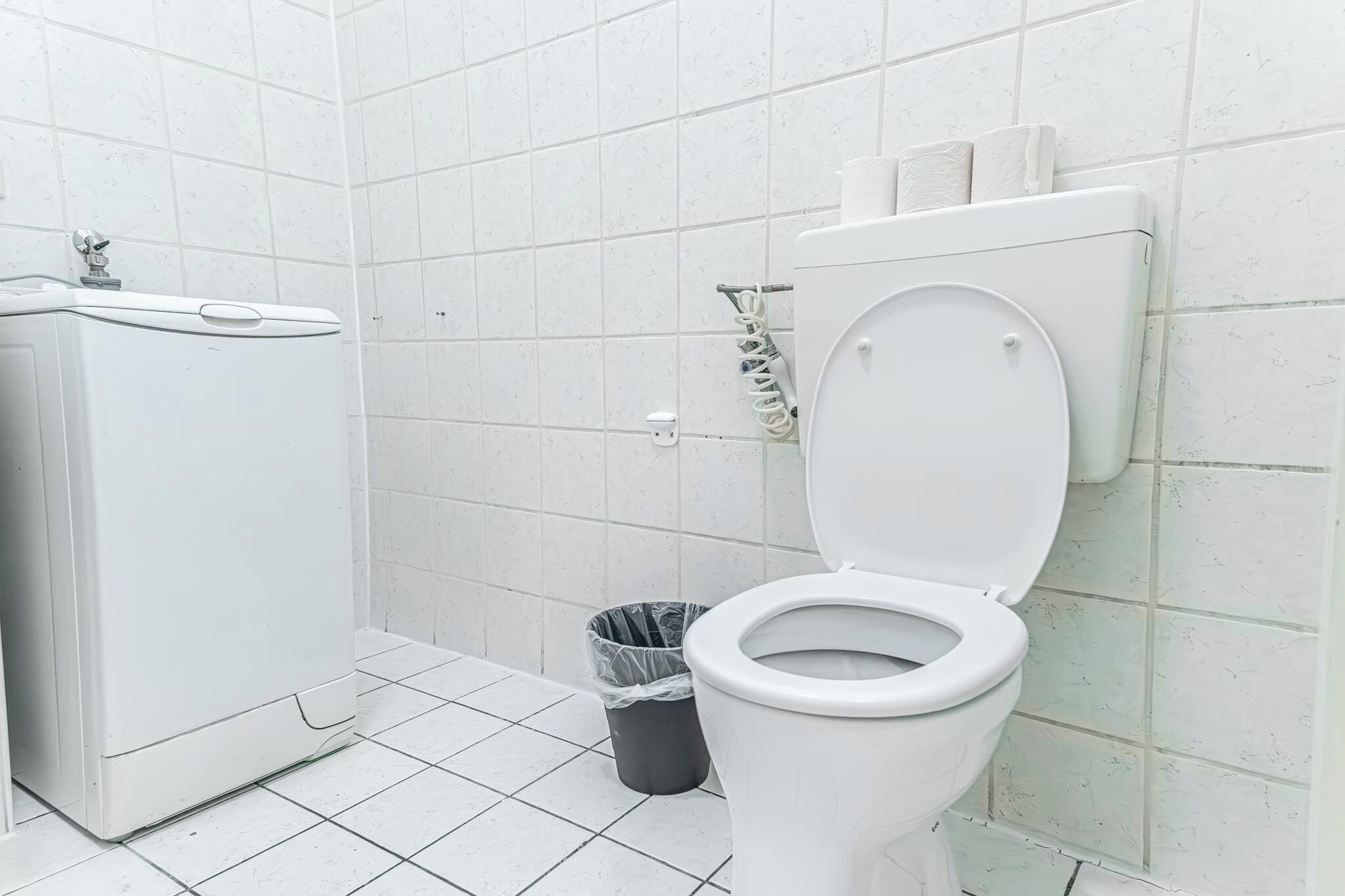 Basic Apartment | Bathroom | Combined shower/tub, free toiletries, hair dryer, towels