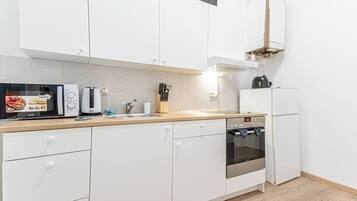 Basic Apartment | Private kitchen | Fridge, microwave, oven, stovetop