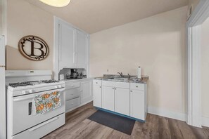 冰箱、微波炉、烤箱、炉灶