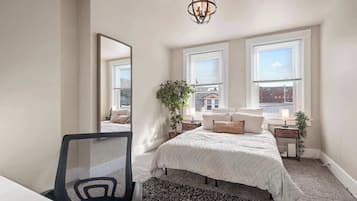 2 slaapkamers, een bureau, een strijkplank/strijkijzer, reisbedje