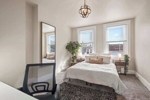 2 多间卧室、办公桌、熨斗/熨衣板、旅行婴儿床