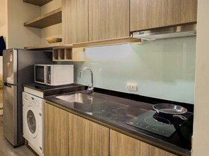 Kühlschrank, Mikrowelle, Herdplatte, Wasserkocher mit Kaffee-/Teezubehör