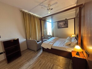 Chambre Deluxe double, vue sur la montagne | Espace de travail pour ordinateurs portables, accès au Wi-Fi (inclus)