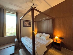 Laptop workspace, free WiFi