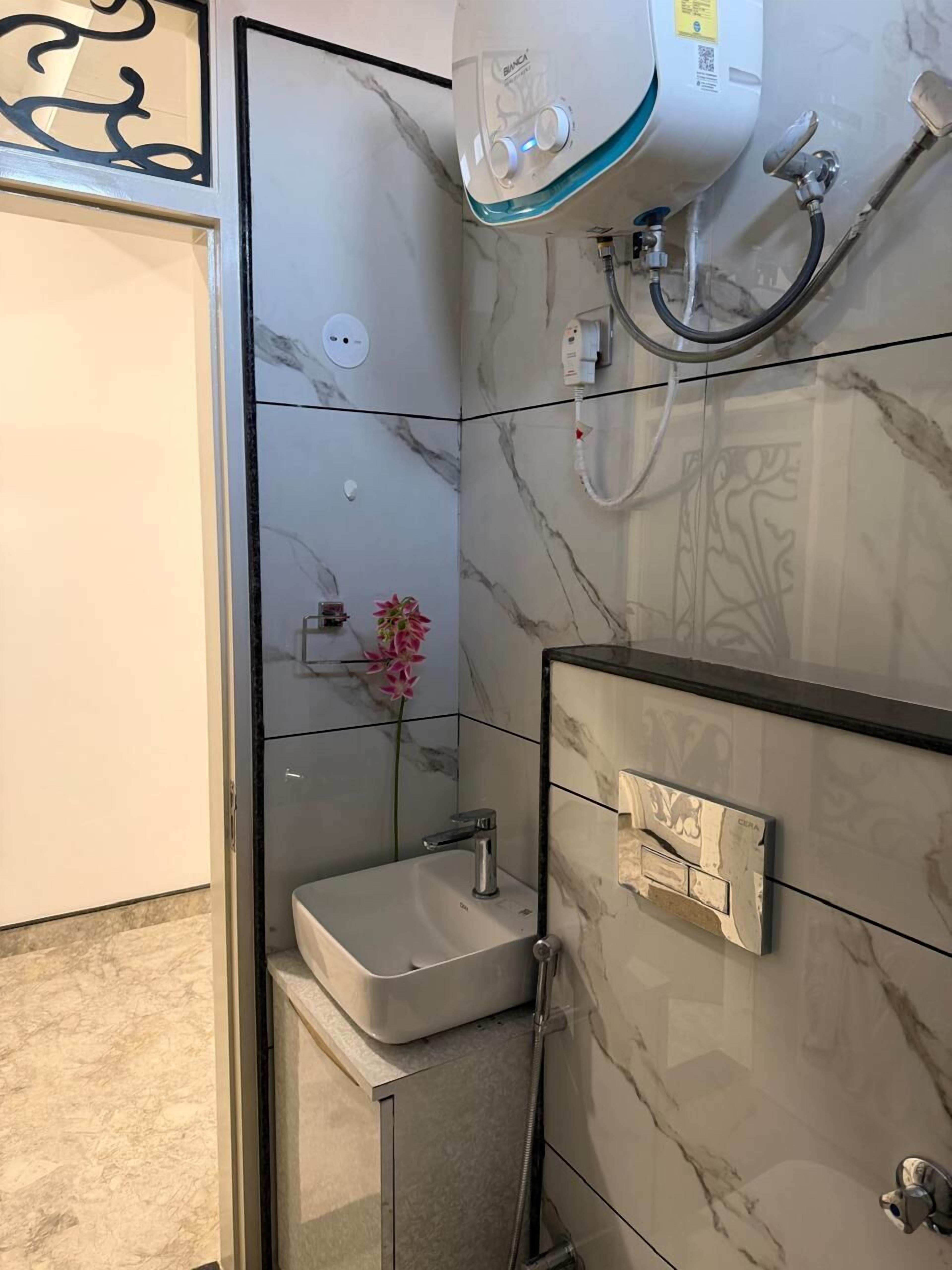 Shower, perlengkapan mandi gratis, handuk, dan sabun