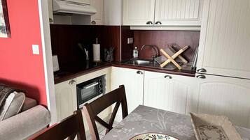 Fridge, oven, coffee/tea maker, electric kettle