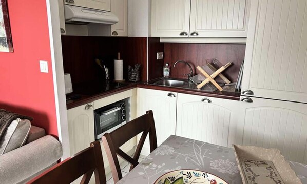 Fridge, oven, coffee/tea maker, electric kettle