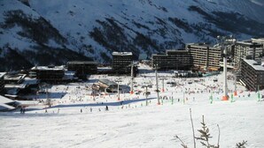 Snow and ski sports - Bright Apartment Ski-in/ski-out Access Balcony With Resort View (Les Belleville)