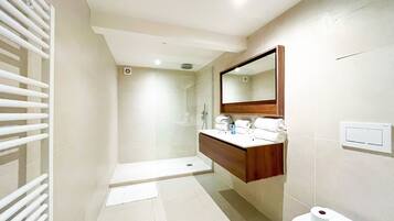 Douche, sĂšche-cheveux, serviettes fournies