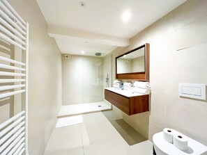 Douche, sèche-cheveux, serviettes fournies