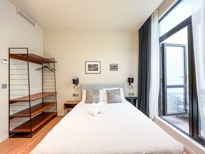 3 slaapkamers, een strijkplank/strijkijzer, gratis wifi, beddengoed