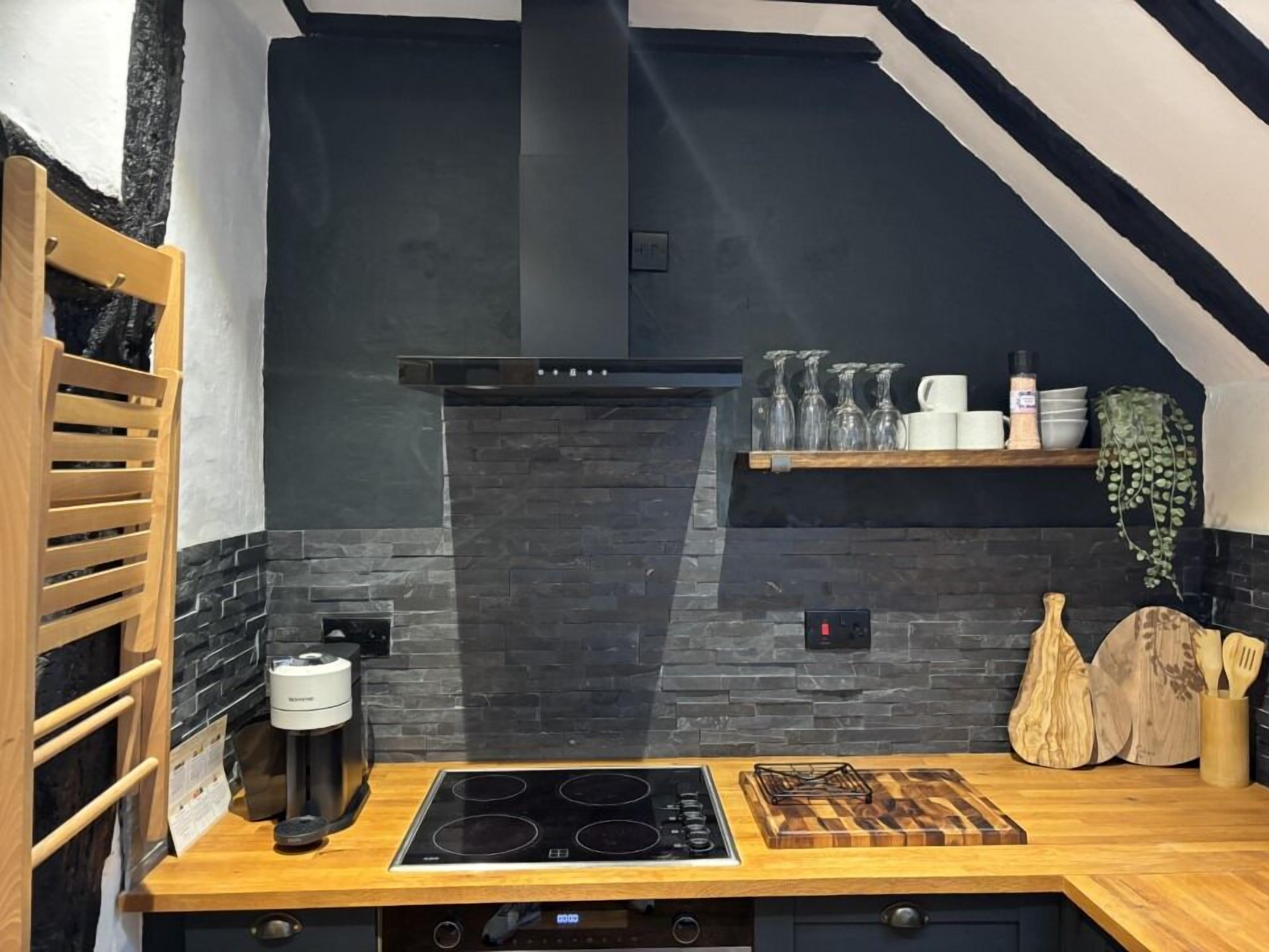 Kjøleskap, mikrobølgeovn, ovn og kokeplater