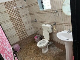 Deluxe Double Room | Bathroom | Shower, rainfall showerhead, free toiletries, towels