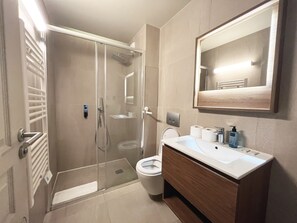 Shower, hair dryer, towels - Urban Flat 133 -  Amazing 4 BDR Flat in Montorgueil (París)