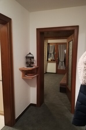 Interior - Apartment in CENTRAL location in RAMSAU for *1 - 6 persons* 2x double room*1x couch*2 x shower/WC* (Ramsau im Zillertal)