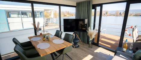 ラグジュアリー モバイルホーム | リビングルーム