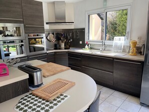 Fridge, microwave, oven, stovetop - Quiet house for 10 guests, near beach, Port Navalo, pets allowed, wifi (Arzon)