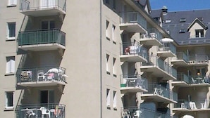 A multi-story residential building with balconies, a flat roof, and a uniform facade. - T2 Luchon Center - Balcony - Parking Included - Pets Welcome (Bagnères-de-Luchon)