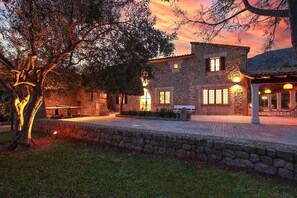 Outdoor dining - Villa Papa (Pollença)