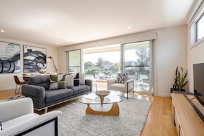 TV, books - Rooftop Deck - Central Ocean Grove - Seaview Luxe (Ocean Grove)