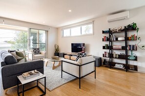 TV, books - Rooftop Deck - Central Ocean Grove - Seaview Luxe (Ocean Grove)