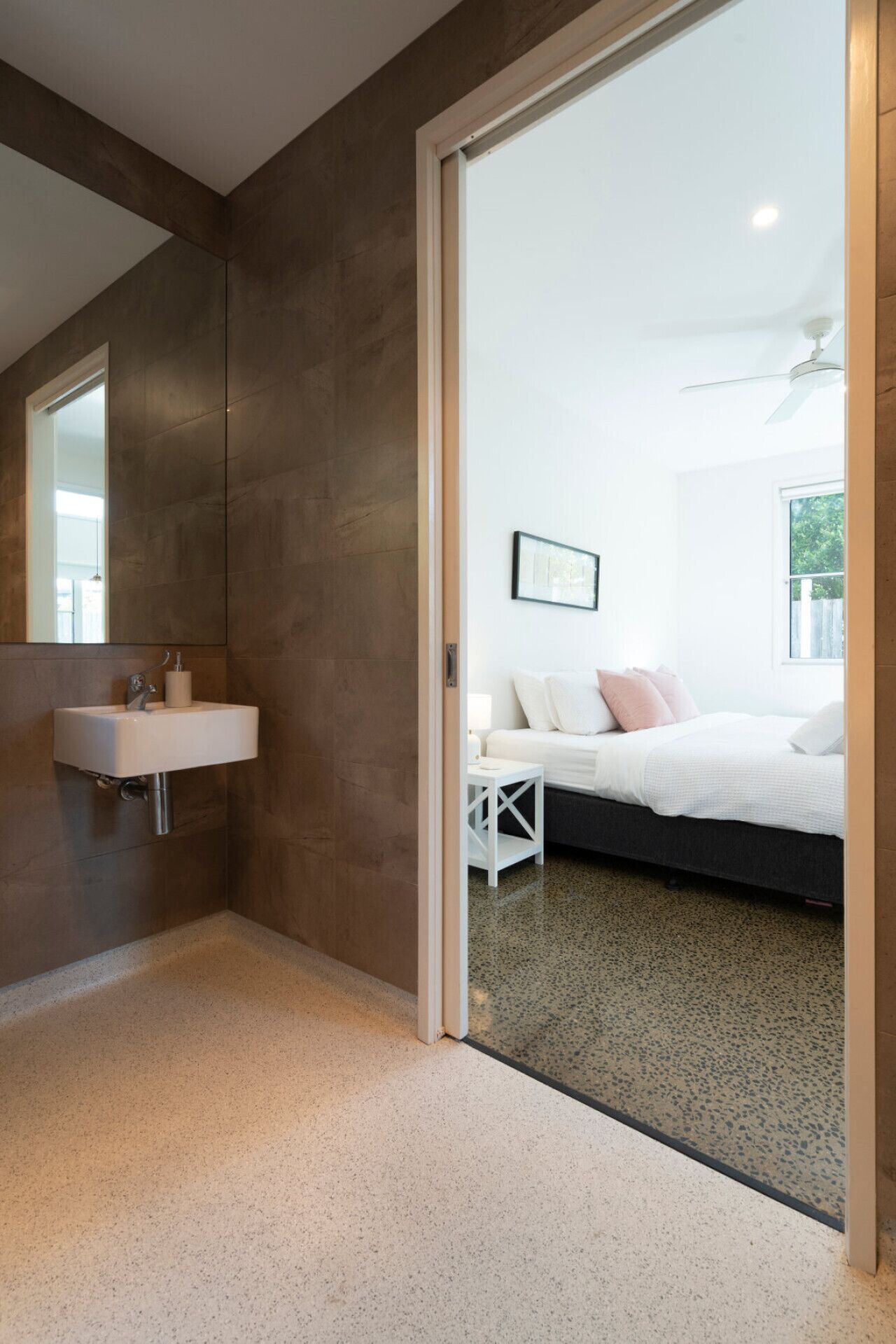 Desk, iron/ironing board, WiFi, bed sheets