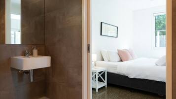 Desk, iron/ironing board, WiFi, bed sheets