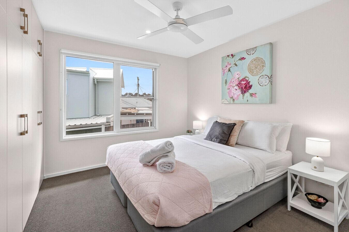 Bureau, fer et planche à repasser, Wi-Fi, draps fournis