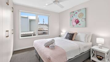 Desk, iron/ironing board, WiFi, bed sheets