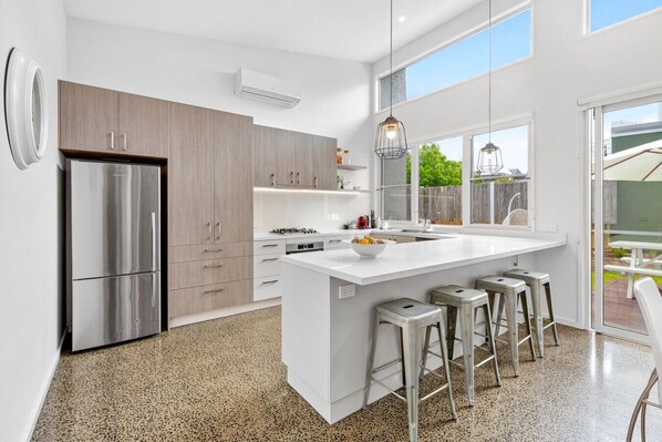 Kylskåp, mikrovågsugn, ugn och spishäll