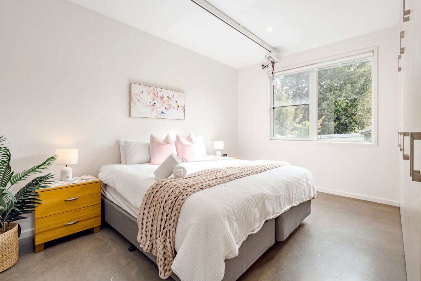 Tabla de planchar con plancha, wifi y ropa de cama 