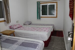 Habitación triple, vista al jardín | Caja de seguridad en la habitación y wifi gratis 