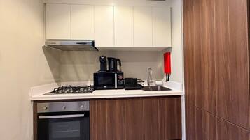 Refrigerador, microondas, horno y parrilla de estufa