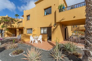 Outdoor dining - Holiday Apartment 'Casa Piña Colada' with Balcony and Wi-Fi (Corralejo)