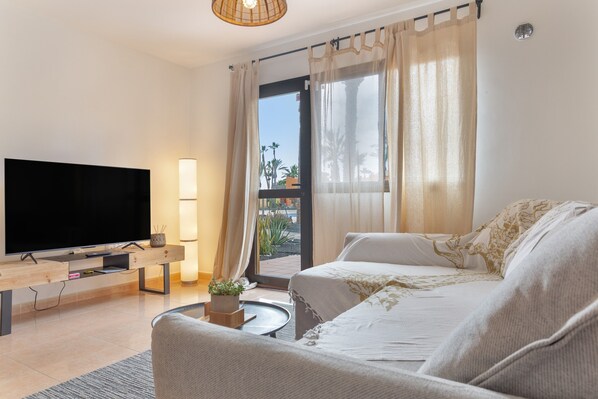 TV - Holiday Apartment 'Casa Piña Colada' with Balcony and Wi-Fi (Corralejo)