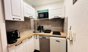 Fridge, microwave, dishwasher, coffee/tea maker - 2-room Apartment for 4 People, 22m2 (La Plagne-Tarentaise)