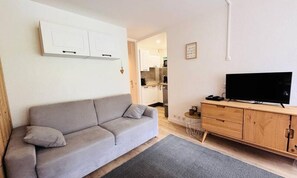 Living area - 2-room Apartment for 4 People, 22m2 (La Plagne-Tarentaise)