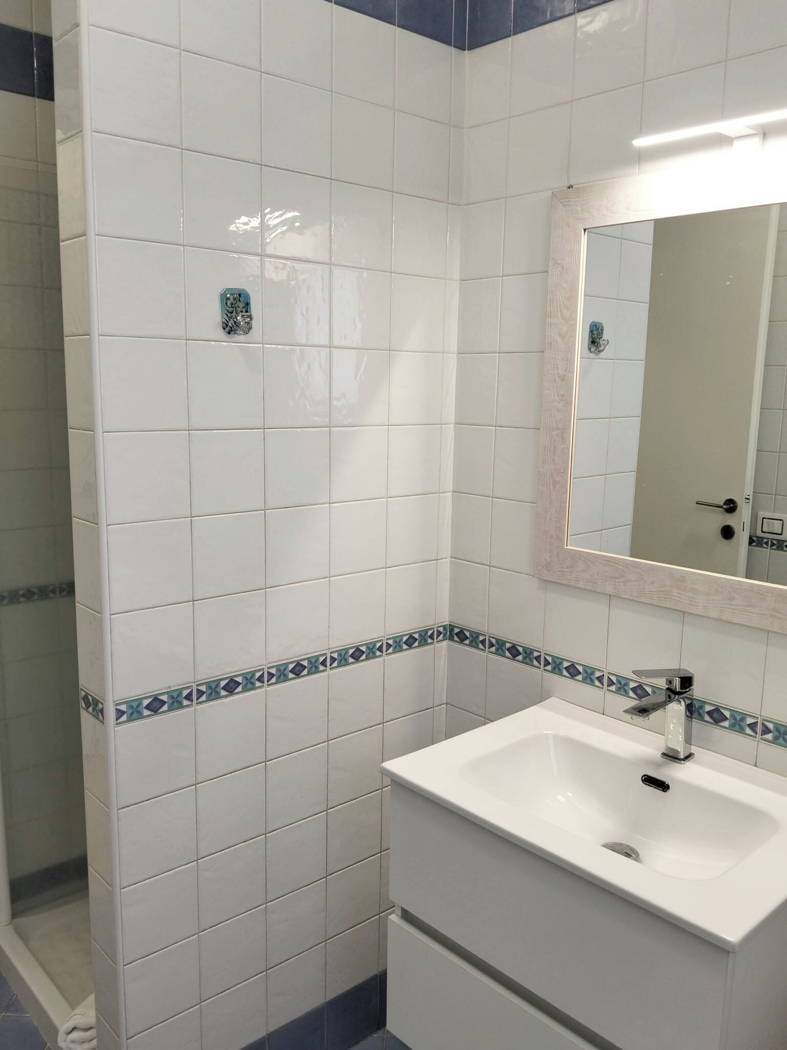 Sèche-cheveux, papier toilette