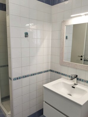 Séchoir à cheveux, papier de toilette