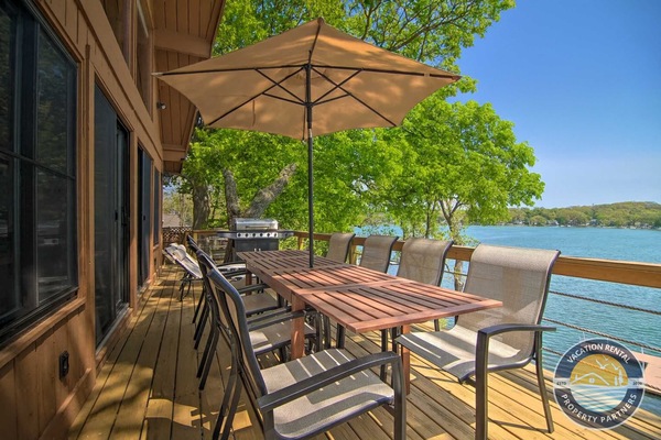 Your lakeside dining escape awaits. Enjoy meals on the spacious deck overlooking the water, perfect for grilling, gathering, and lingering conversations with a view.