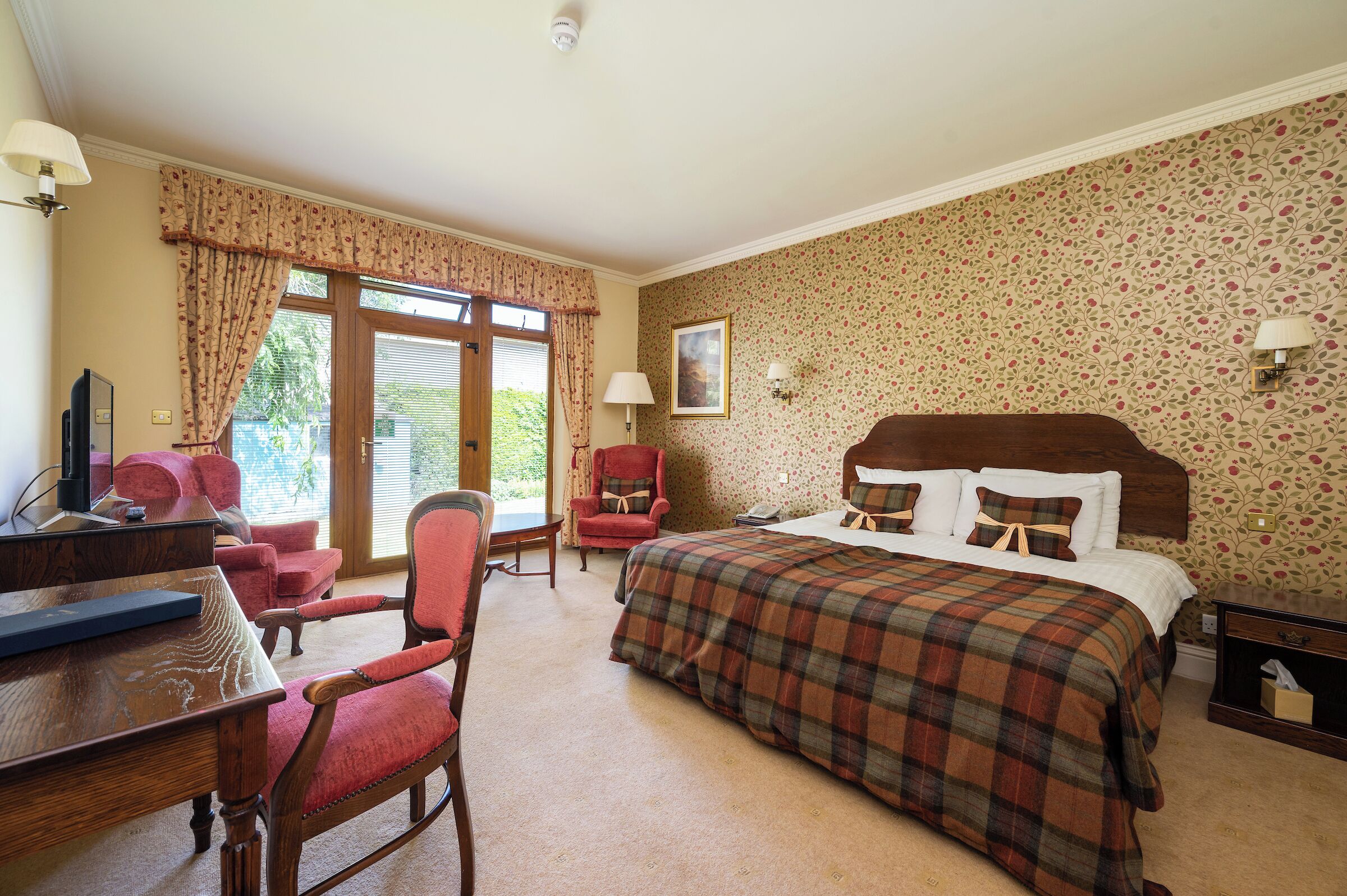 Deluxe Double Room, Garden View | Iron/ironing board, free WiFi