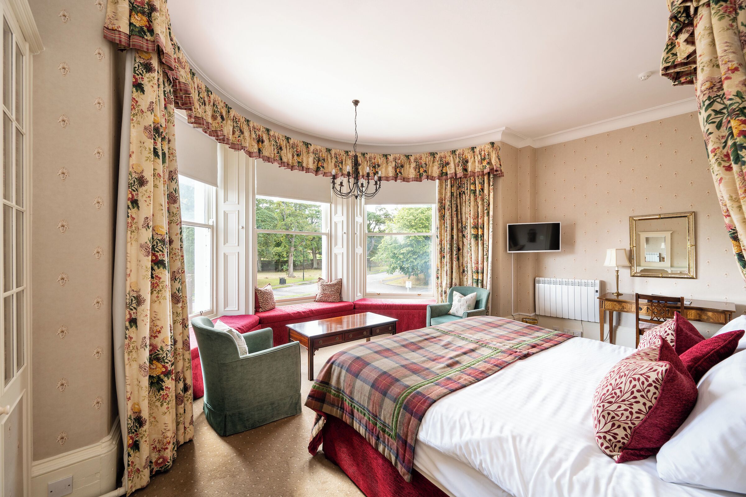 Deluxe Double Room, Garden View | Iron/ironing board, free WiFi