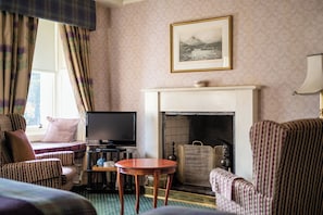 Deluxe Room, Garden View | Iron/ironing board, free WiFi