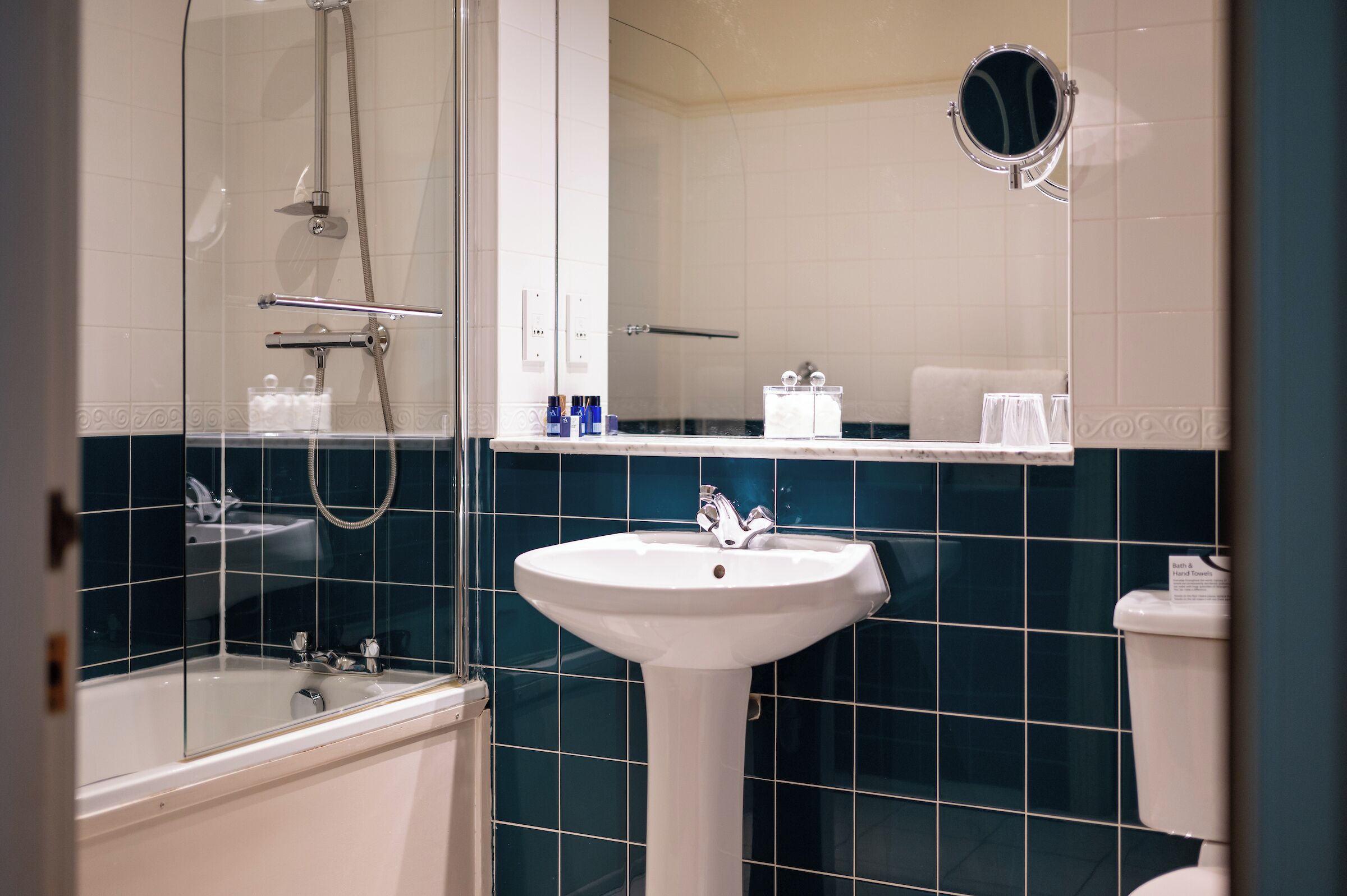 Un baño con bañera, lavabo e inodoro.