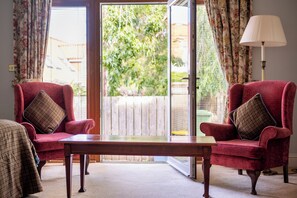 Kamar Twin Superior, 2 Tempat Tidur Twin, pemandangan kebun | Setrika/meja setrika dan Wi-Fi gratis