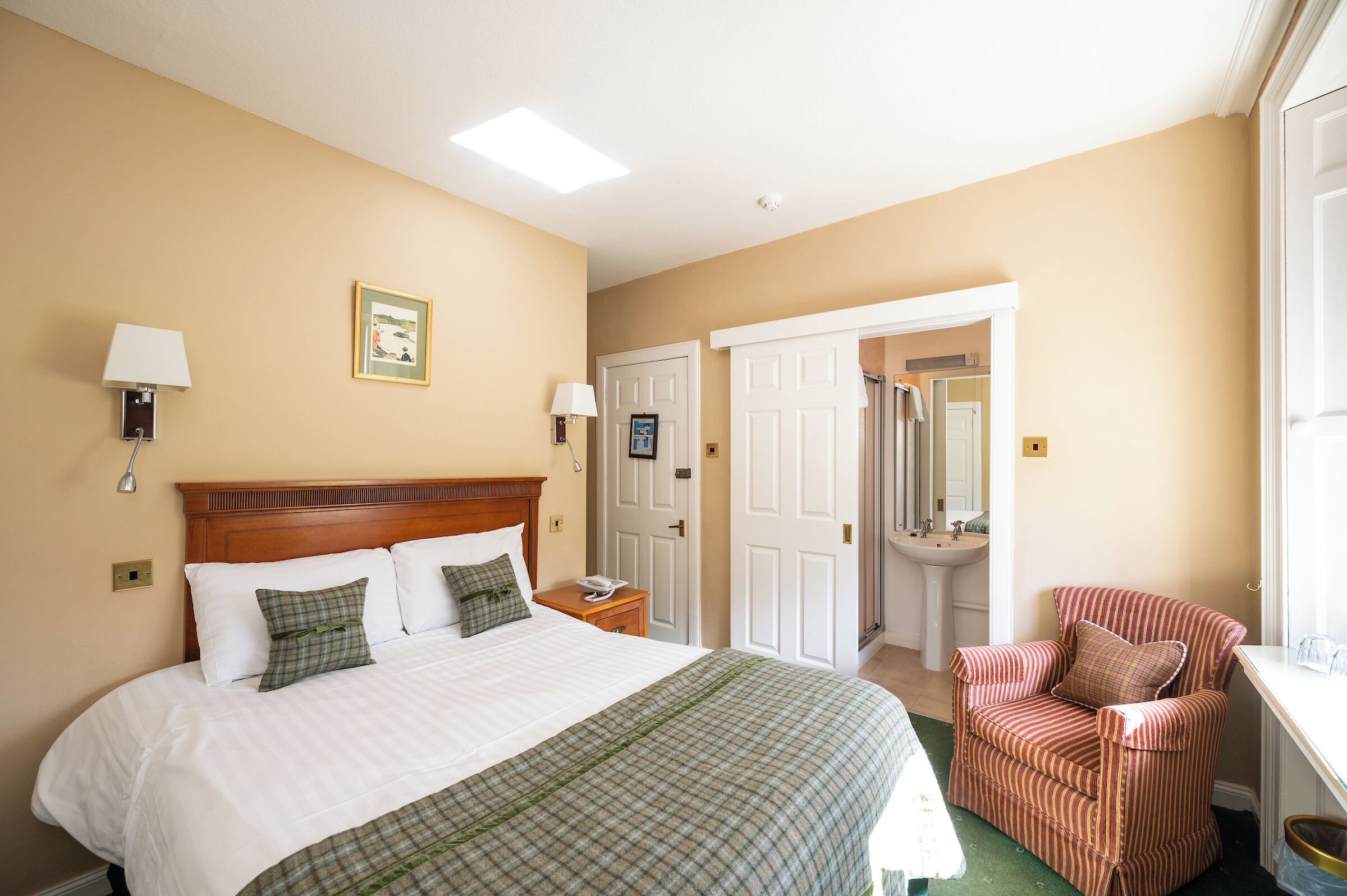 Standard Double Room, Garden View | Iron/ironing board, free WiFi