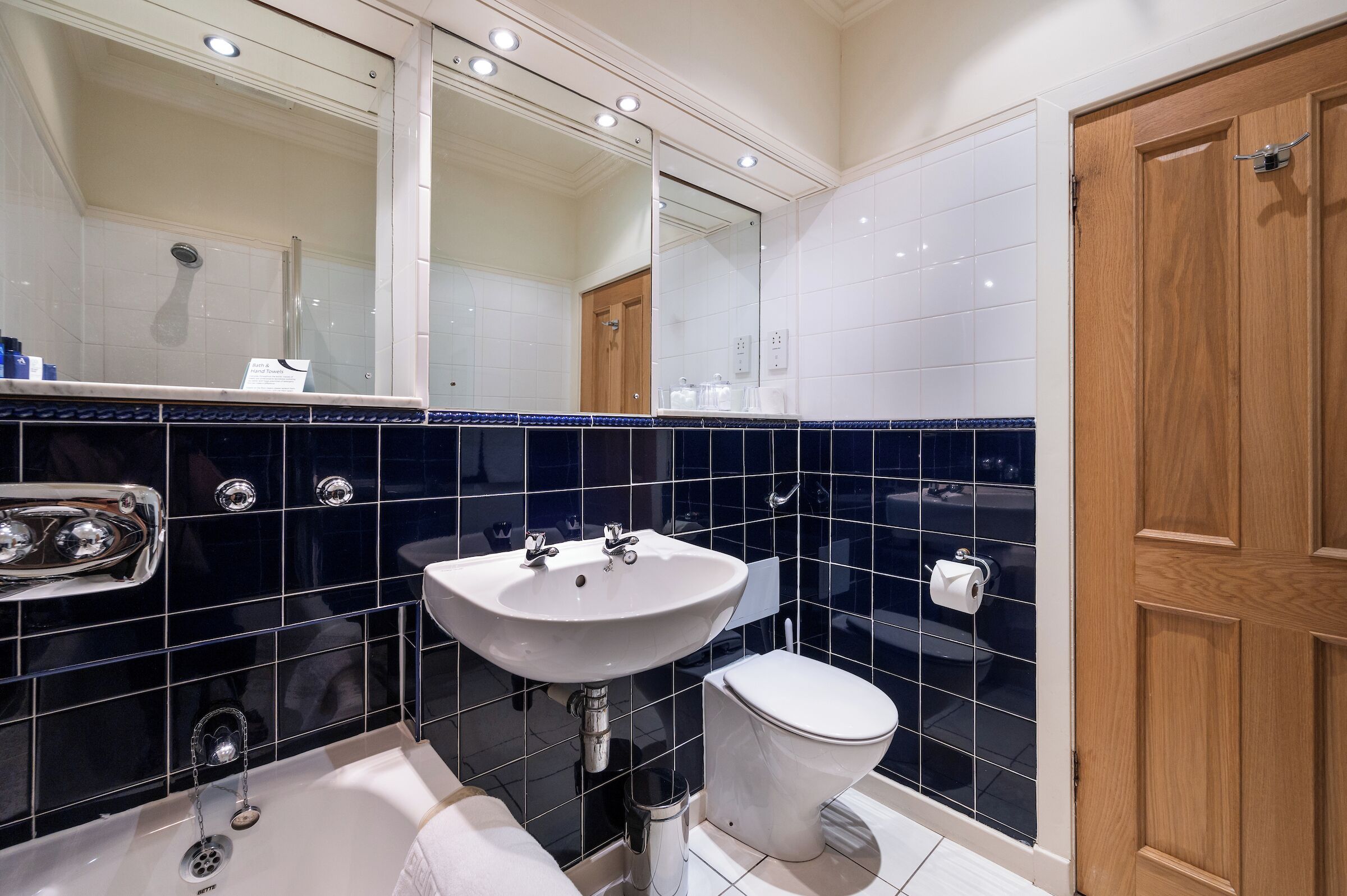 Ein modernes Badezimmer mit Waschbecken, Toilette und Duschbereich.
